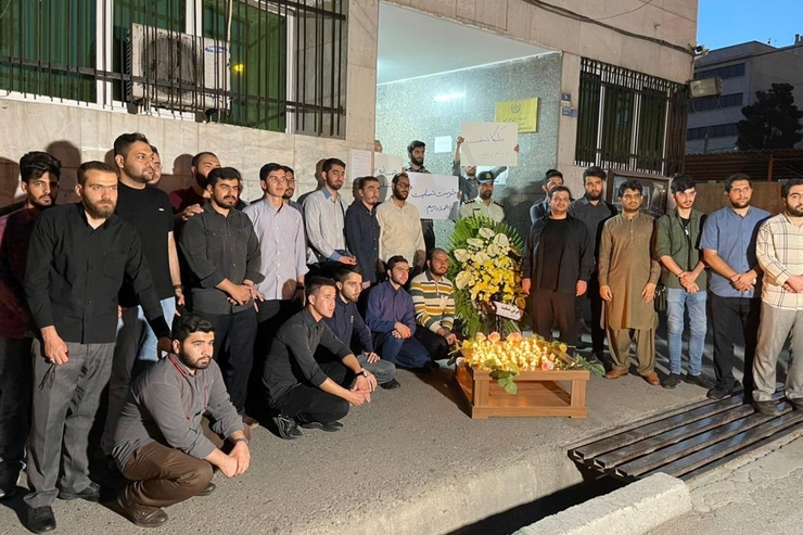 جمعی از دانشجویان دانشگاه‌های تهران با حضور در مقابل سفارت افغانستان و روشن کردن شمع با بازماندگان زلزله اخیر در این کشور ابراز همدردی کردند.