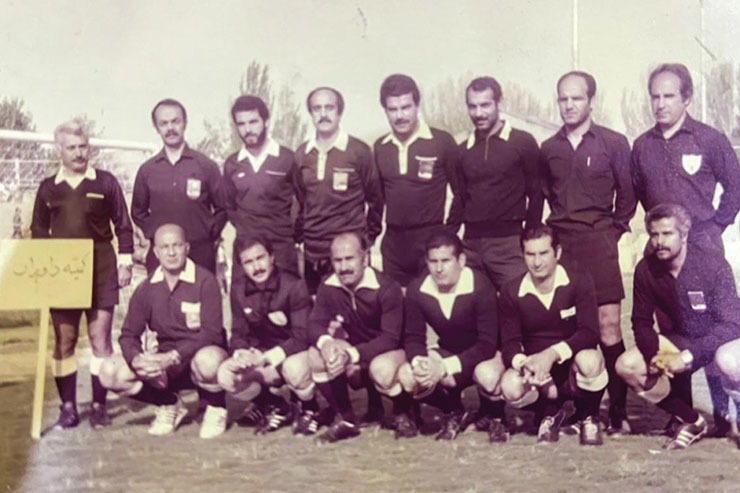 عکسی خاطره‌انگیز از داوران مسابقات فوتبال قهرمانی کارگران کشور در سال ۱۳۶۳ – این رقابت‌ها در مشهد برگزار شد و مرحوم محمد جاهدی، علی نجاران، علی ارباب و مجید سیدحسینی چهار داور خراسانی این قاب هستند که در کنار قاضیان مشهوری مانند ممیز، بهروان و دکتر سیار ایستاده‌اند.
عکس از آلبوم اختصاصی: مجید سیدحسینی