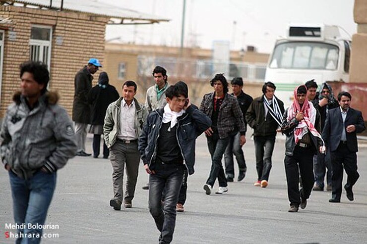 خبرنگارِ مهاجر افغانستانی صداوسیما به میان هموطنانش رفته تا مشکلاتشان از زندگی در ایران را روایت کند.