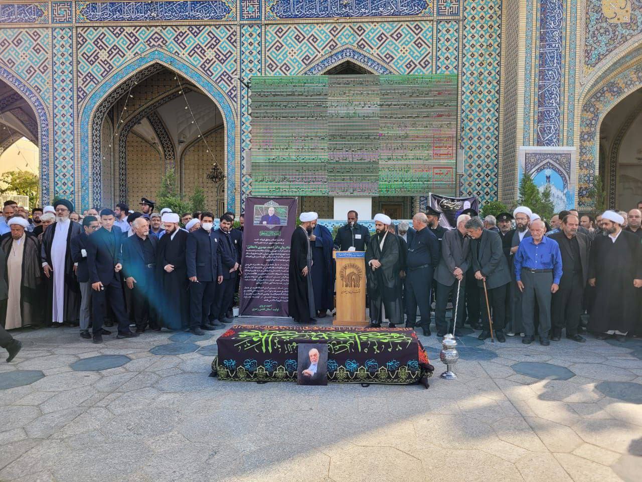 پیکر دکتر مهدوی دامغانی در حرم مطهر رضوی تشییع و به خاک سپرده شد + فیلم و تصاویر
