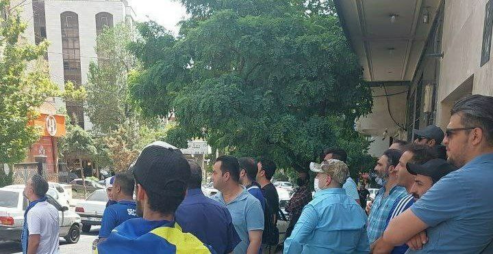 تجمع اعتراضی به حذف وریا از استقلال+عکس تجمع اعتراضی به حذف وریا از استقلال+عکس