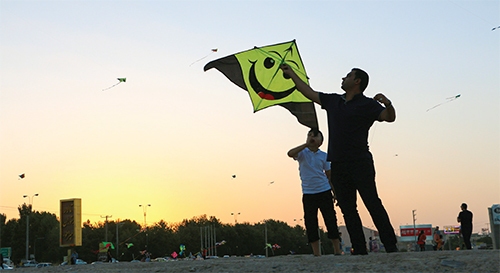بادبادک بازی با بساط دورهمی خانوادگی