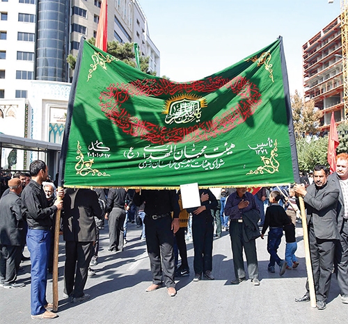 عزا برای امام حسین (ع) دلها را به هم پیوند میزند عزا برای امام حسین (ع) دلها را به هم پیوند میزند