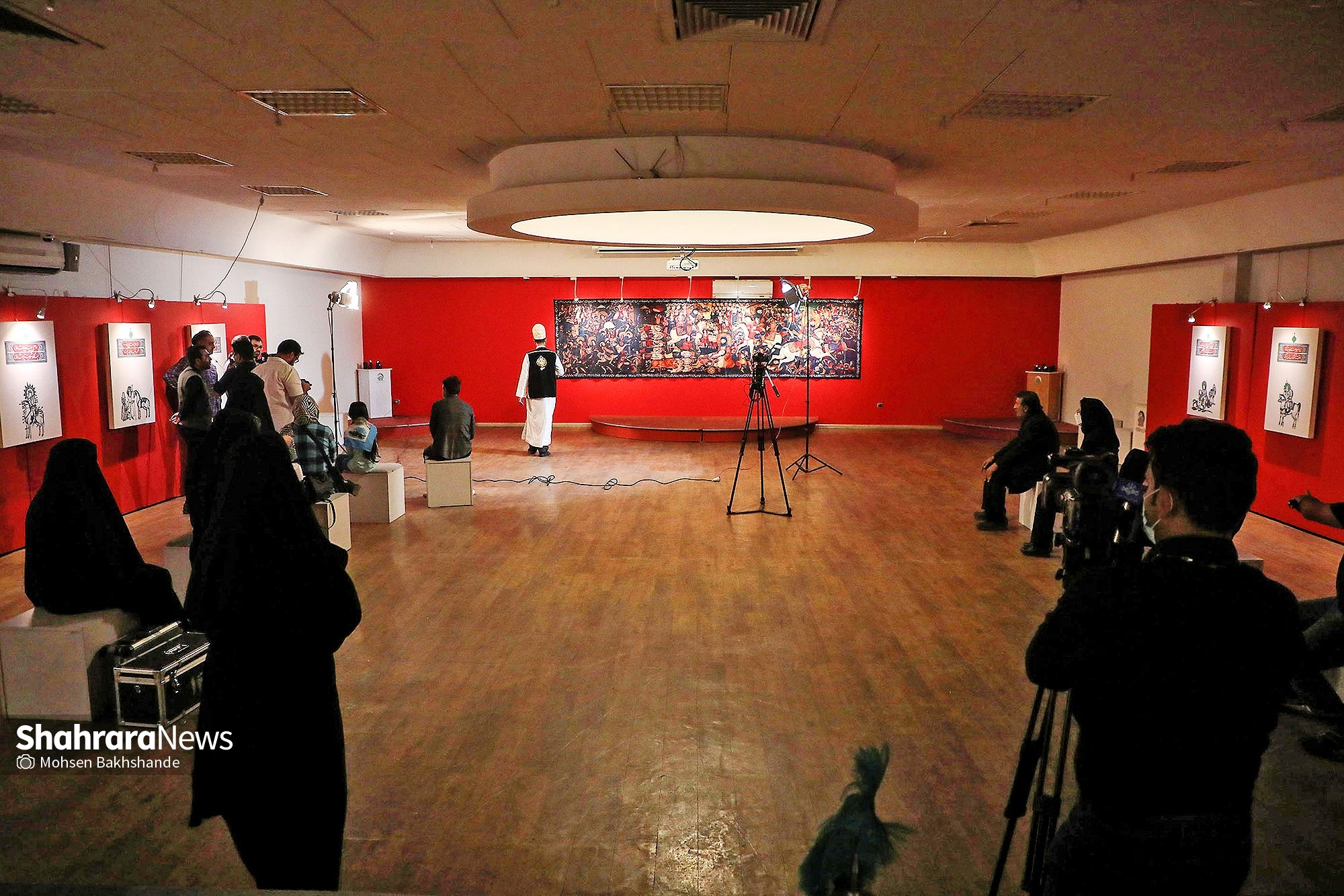 روایتی از نمایشگاه و مراسم «تماشای سرو» که با محوریت قیام عاشورا در نگارخانه رضوان برپا شد روایتی از نمایشگاه و مراسم «تماشای سرو» که با محوریت قیام عاشورا در نگارخانه رضوان برپا شد