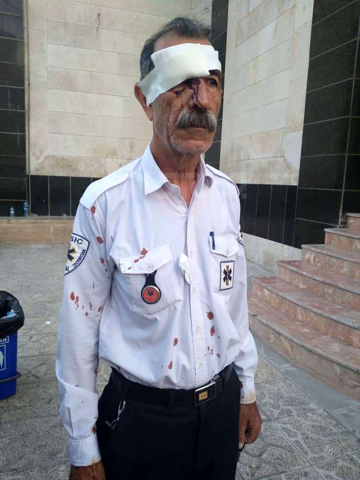 حمله همراهان بیمار به تکنسین اورژانس +عکس حمله همراهان بیمار به تکنسین اورژانس +عکس