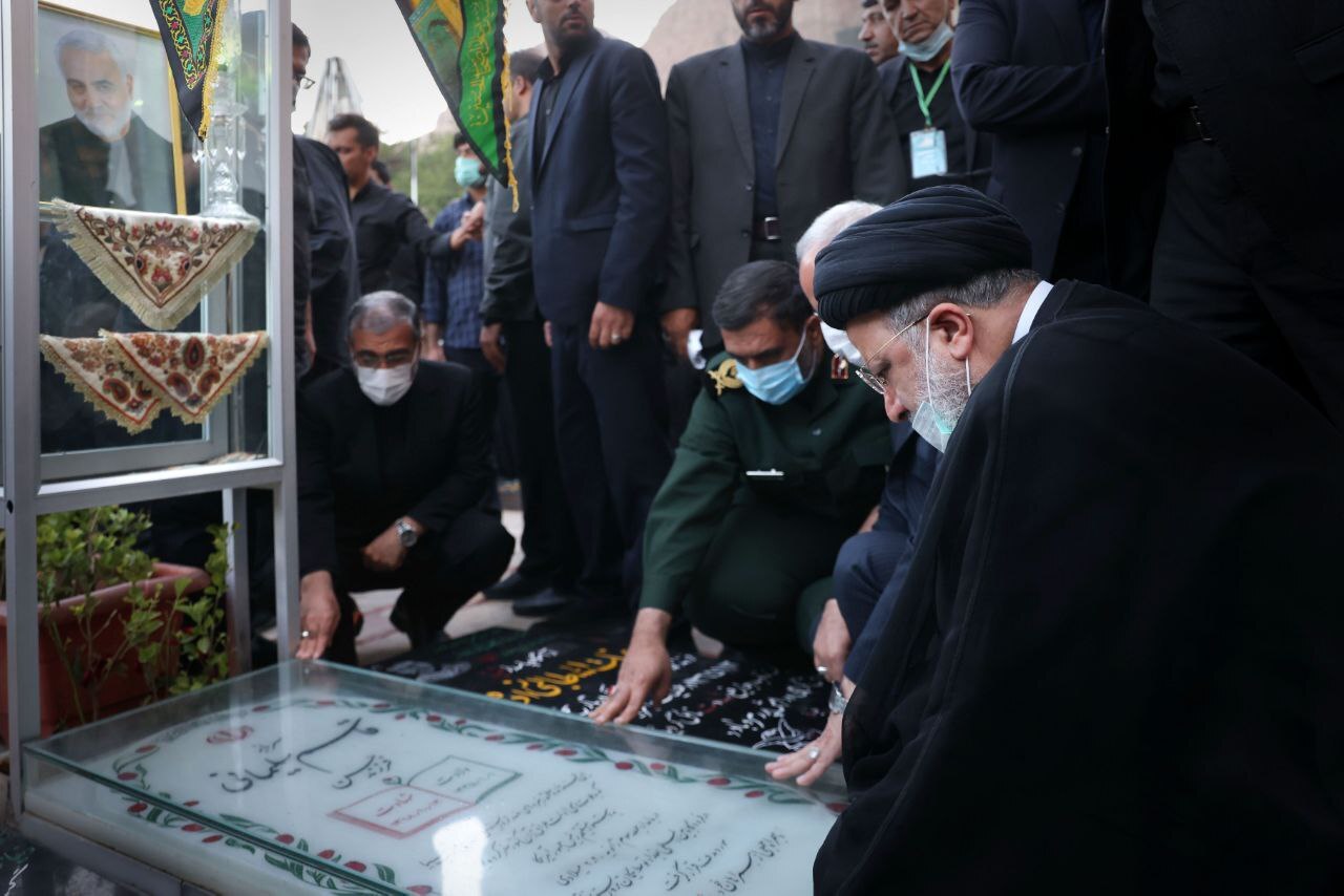 حضور رئیسجمهور بر سر مزار حاج قاسم سلیمانی+ عکس حضور رئیسجمهور بر سر مزار حاج قاسم سلیمانی+ عکس