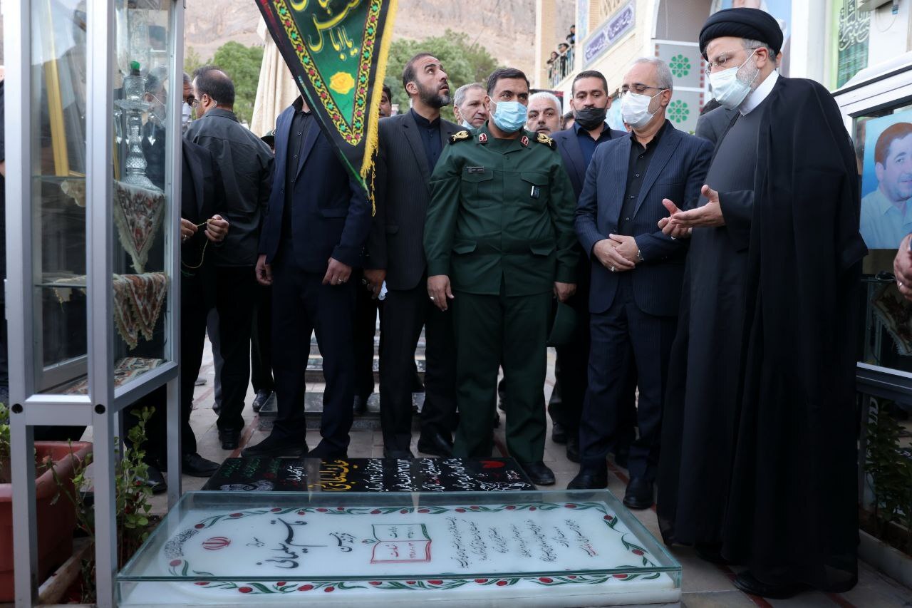 حضور رئیسجمهور بر سر مزار حاج قاسم سلیمانی+ عکس حضور رئیسجمهور بر سر مزار حاج قاسم سلیمانی+ عکس
