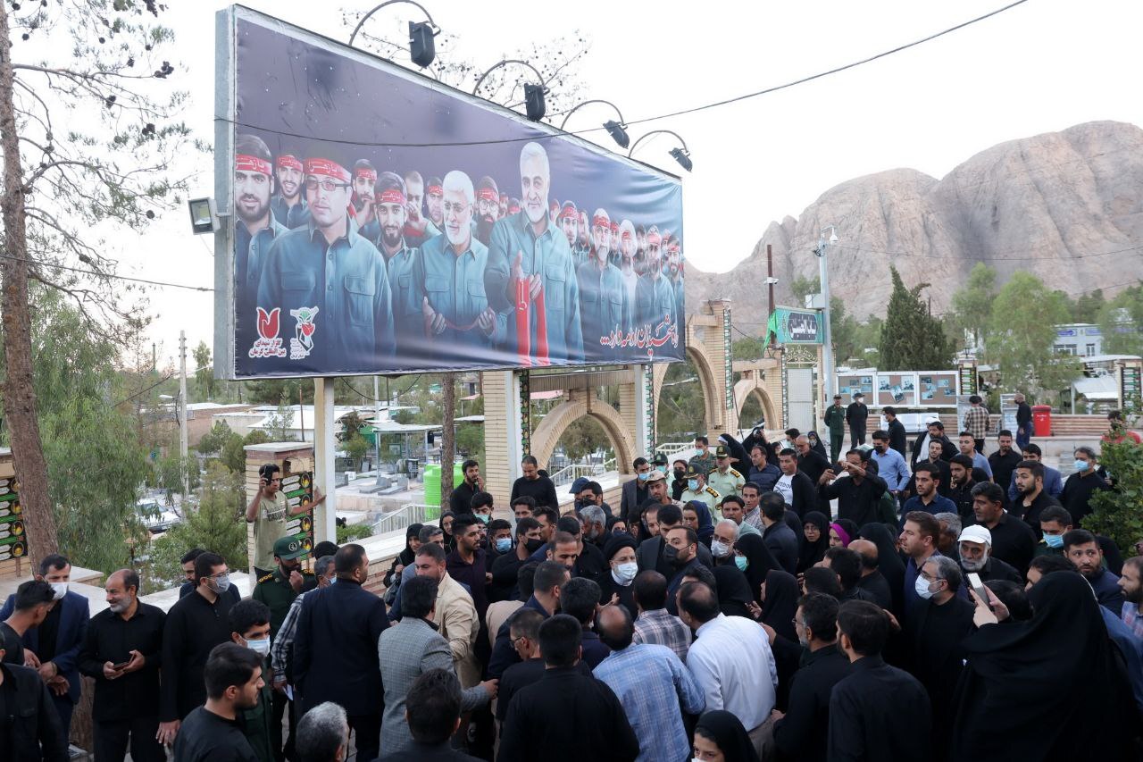 حضور رئیسجمهور بر سر مزار حاج قاسم سلیمانی+ عکس حضور رئیسجمهور بر سر مزار حاج قاسم سلیمانی+ عکس