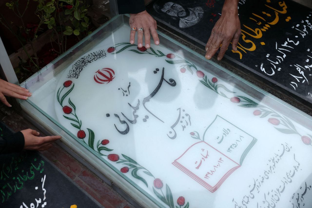 حضور رئیسجمهور بر سر مزار حاج قاسم سلیمانی+ عکس حضور رئیسجمهور بر سر مزار حاج قاسم سلیمانی+ عکس