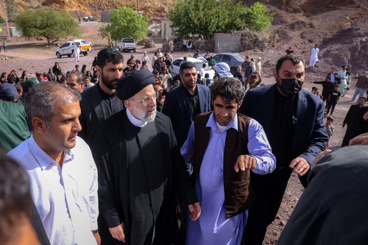 دیدار چهره‌به‌چهره آیت‌الله رئیسی با مردم روستای محروم تنگه‌شاه کرمان