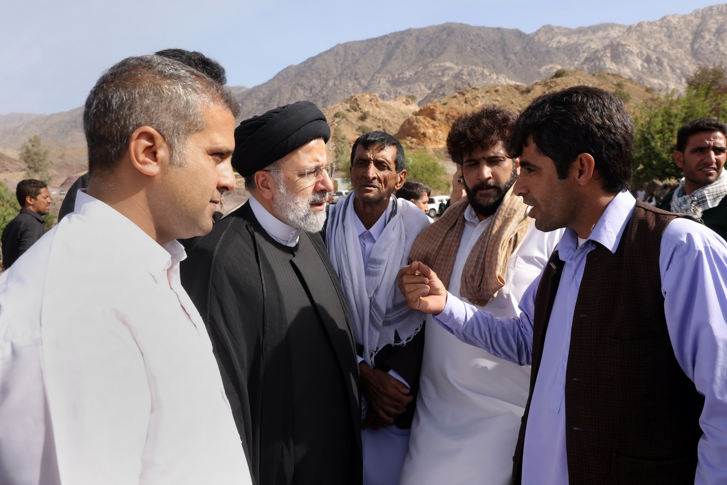 دیدار چهرهبهچهره آیتالله رئیسی با مردم روستای محروم تنگهشاه کرمان دیدار چهرهبهچهره آیتالله رئیسی با مردم روستای محروم تنگهشاه کرمان