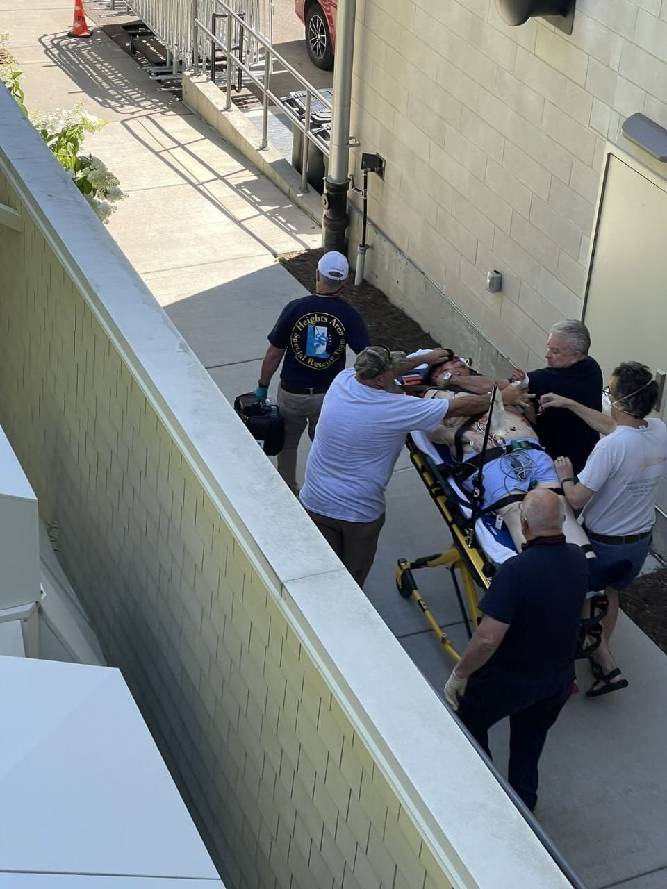 سلمان رشدی در نیویورک چاقو خورد + فیلم و تصاویر سلمان رشدی در نیویورک چاقو خورد + فیلم و تصاویر