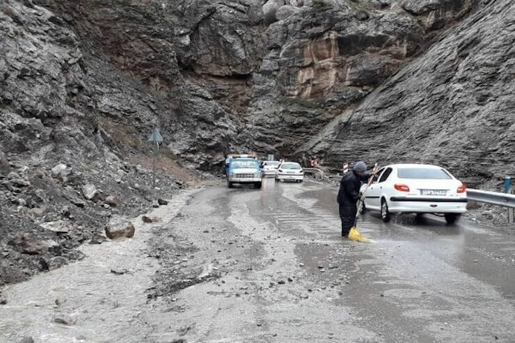 جاده هراز به دلیل ریزش وحشتناک سنگ مسدود شد.