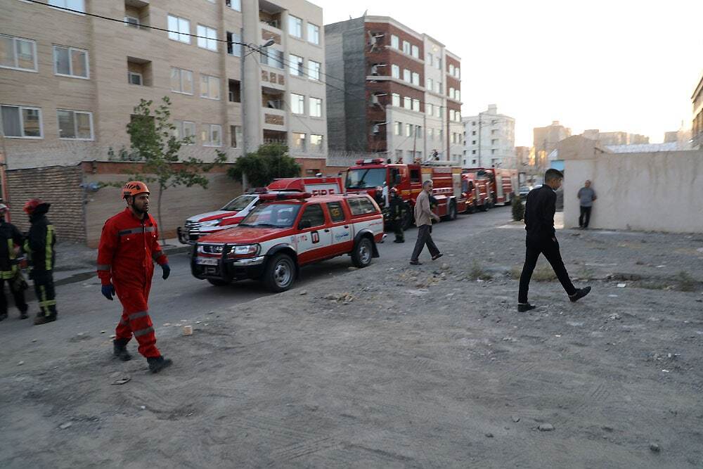 مهار آتش‌سوزی مهیب یک مجتمع مسکونی در الهیه مشهد و نجات ۸ نفر از میان دود و آتش + تصاویر