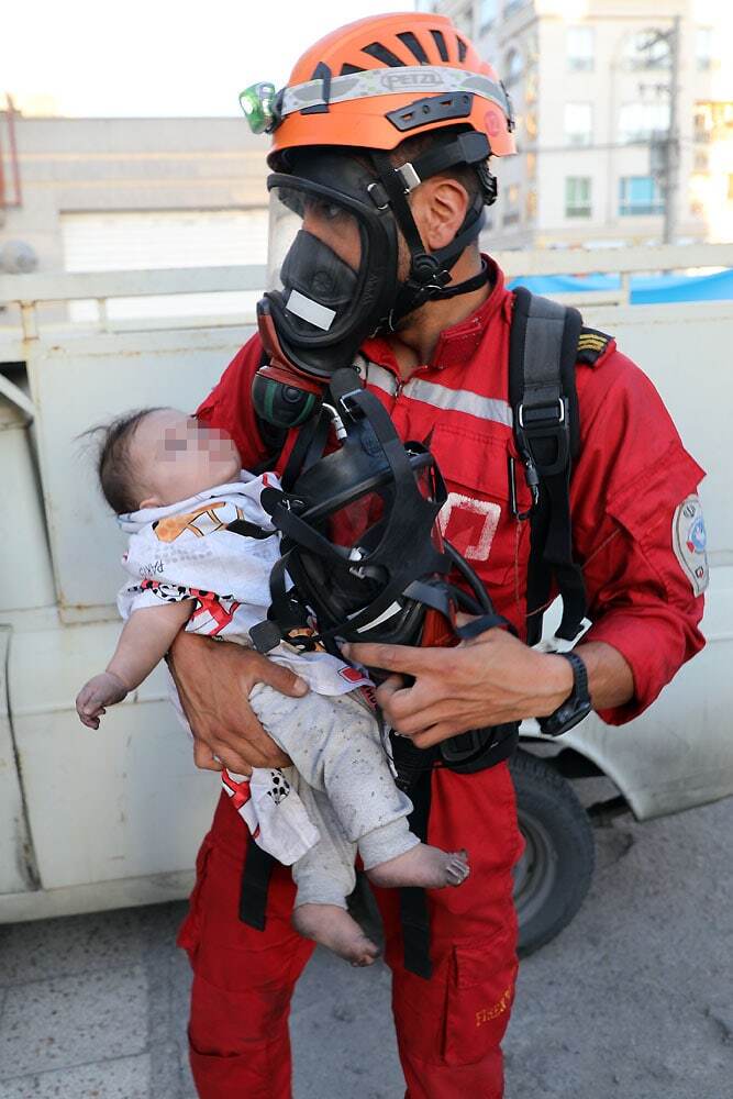 مهار آتش‌سوزی مهیب یک مجتمع مسکونی در الهیه مشهد و نجات ۸ نفر از میان دود و آتش + تصاویر