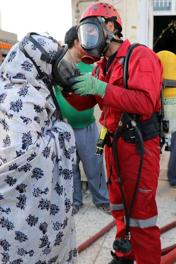 مهار آتش‌سوزی مهیب یک مجتمع مسکونی در الهیه مشهد و نجات ۸ نفر از میان دود و آتش + تصاویر