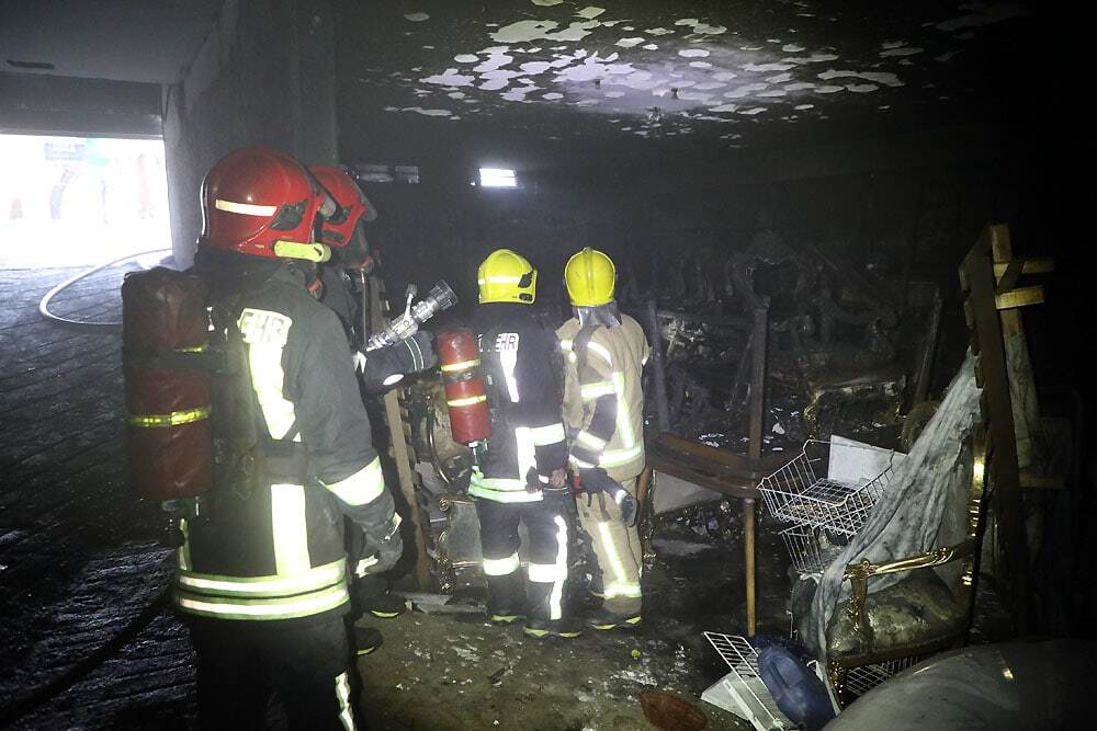 مهار آتش‌سوزی مهیب یک مجتمع مسکونی در الهیه مشهد و نجات ۸ نفر از میان دود و آتش + تصاویر