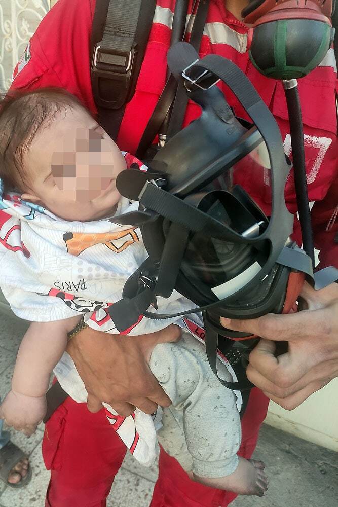 مهار آتش‌سوزی مهیب یک مجتمع مسکونی در الهیه مشهد و نجات ۸ نفر از میان دود و آتش + تصاویر