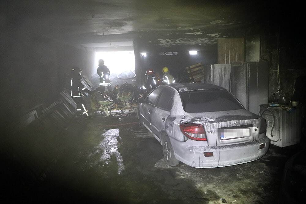 مهار آتش‌سوزی مهیب یک مجتمع مسکونی در الهیه مشهد و نجات ۸ نفر از میان دود و آتش + تصاویر