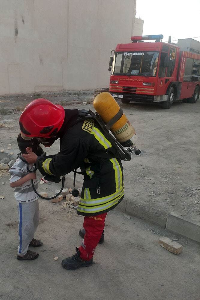 مهار آتش‌سوزی مهیب یک مجتمع مسکونی در الهیه مشهد و نجات ۸ نفر از میان دود و آتش + تصاویر