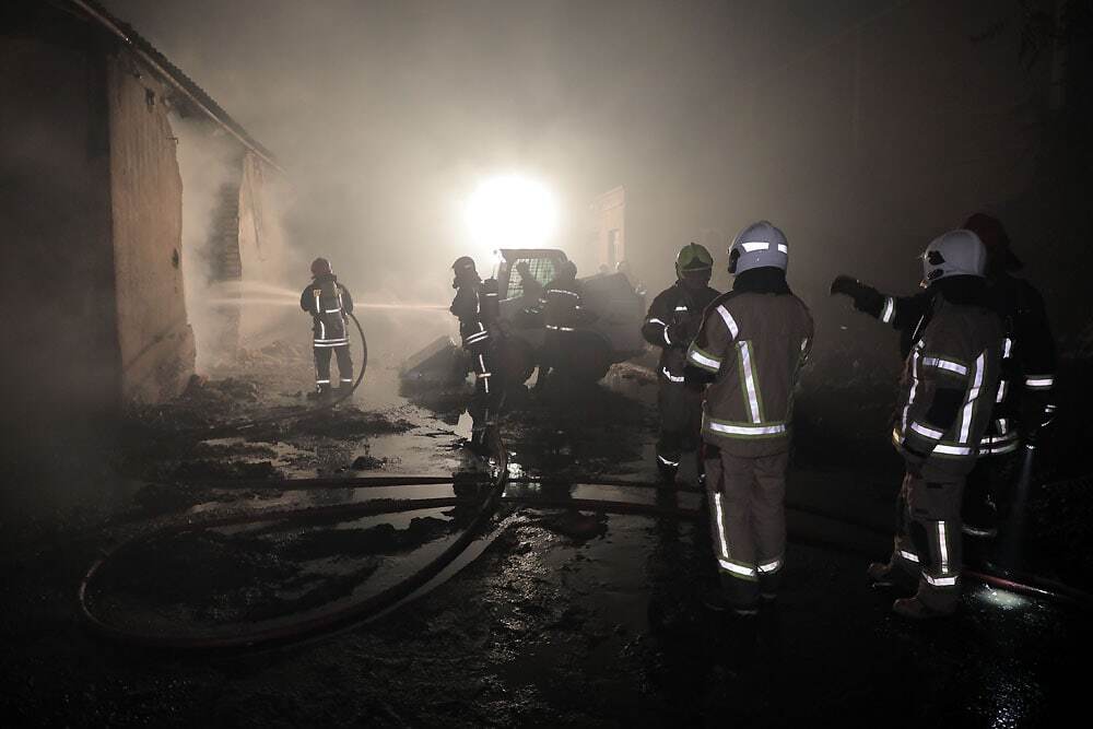 حریق در کارگاه تولید شانه های کاغذی تخم مرغ در مشهد + عکس