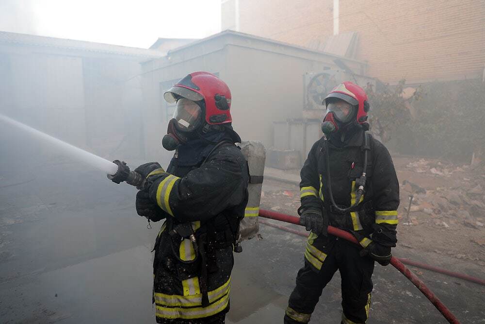 حریق در کارگاه تولید شانه های کاغذی تخم مرغ در مشهد + عکس