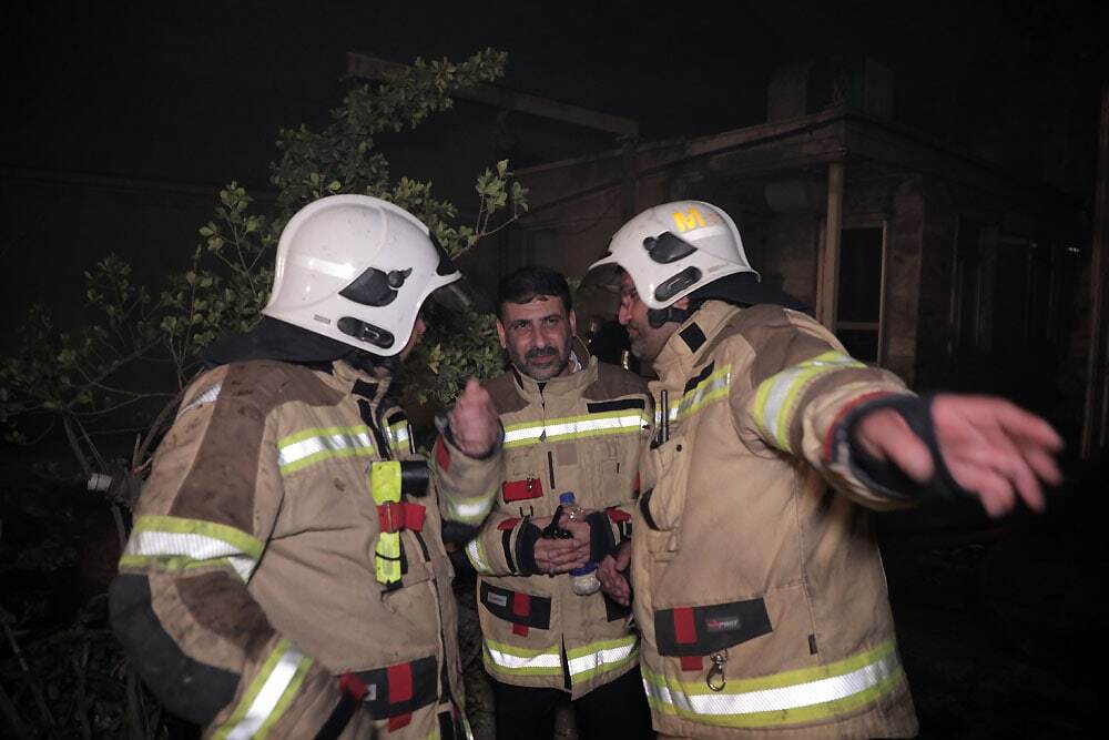 حریق در کارگاه تولید شانه های کاغذی تخم مرغ در مشهد + عکس