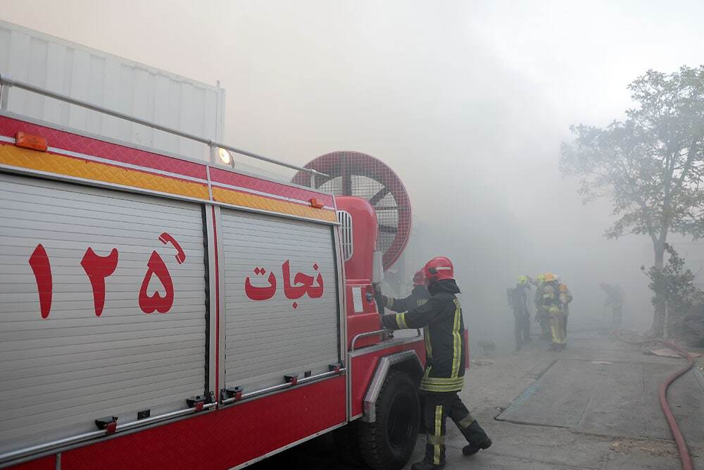 حریق در کارگاه تولید شانه های کاغذی تخم مرغ در مشهد + عکس