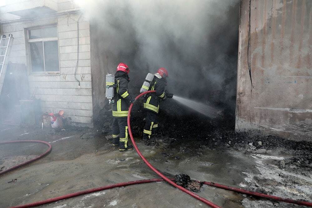 حریق در کارگاه تولید شانه های کاغذی تخم مرغ در مشهد + عکس