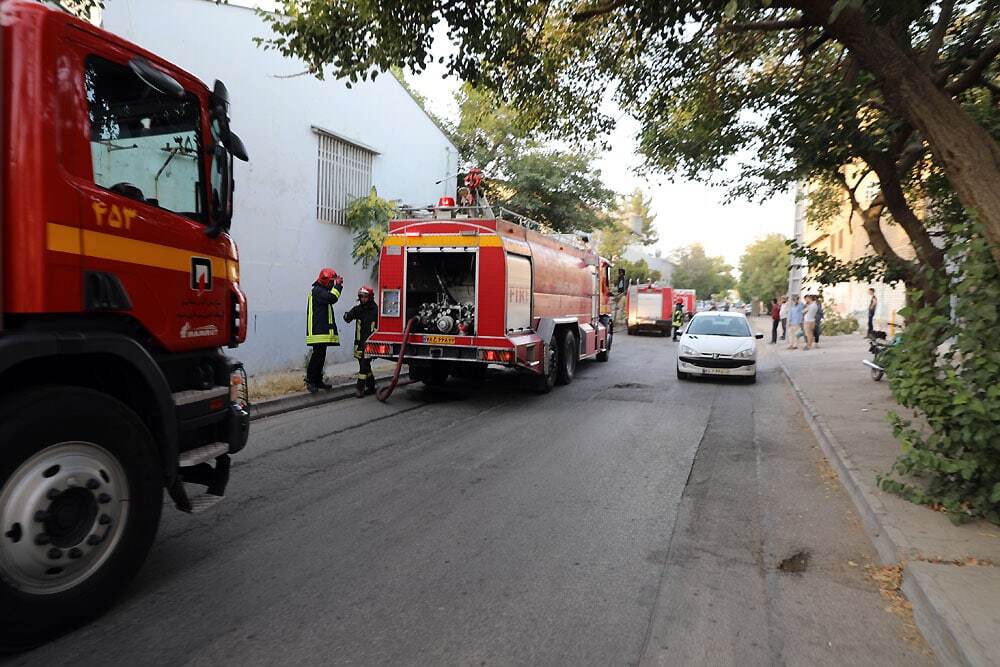 حریق در کارگاه تولید شانه های کاغذی تخم مرغ در مشهد + عکس