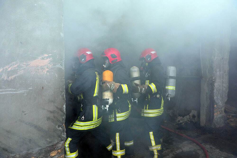 حریق در کارگاه تولید شانه های کاغذی تخم مرغ در مشهد + عکس