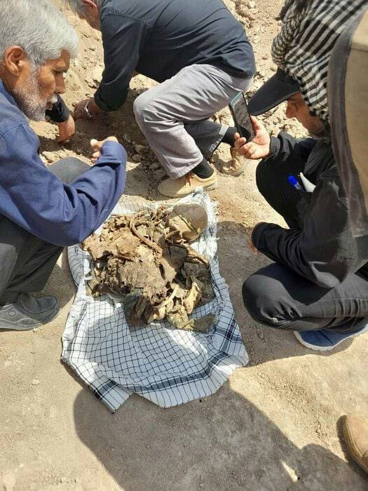کشف پیکر یک شهید در هنگام آمادهسازی مواکب شلمچه + عکس کشف پیکر یک شهید در هنگام آمادهسازی مواکب شلمچه + عکس