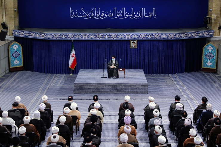 رهبر معظم انقلاب تأکید کردند: زن ایرانی در بیش از چهل سال گذشته توانسته است با حجاب اسلامی و چادر در میدان‌های مختلف علمی، اجتماعی، ورزشی، سیاسی، مدیریتی، اقتصادی و فرهنگی حاضر شود و به موفقیت‌ها و سربلندی‌های بزرگ دست یابد.