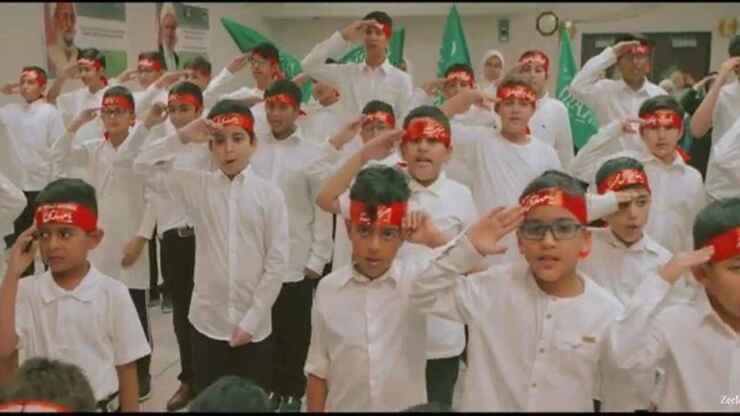 در این فیلم، اجرای سرود «سلام فرمانده» را توسط کودکان در هیوستون ایالت تگزاس آمریکا را مشاهده می‌نمایید.