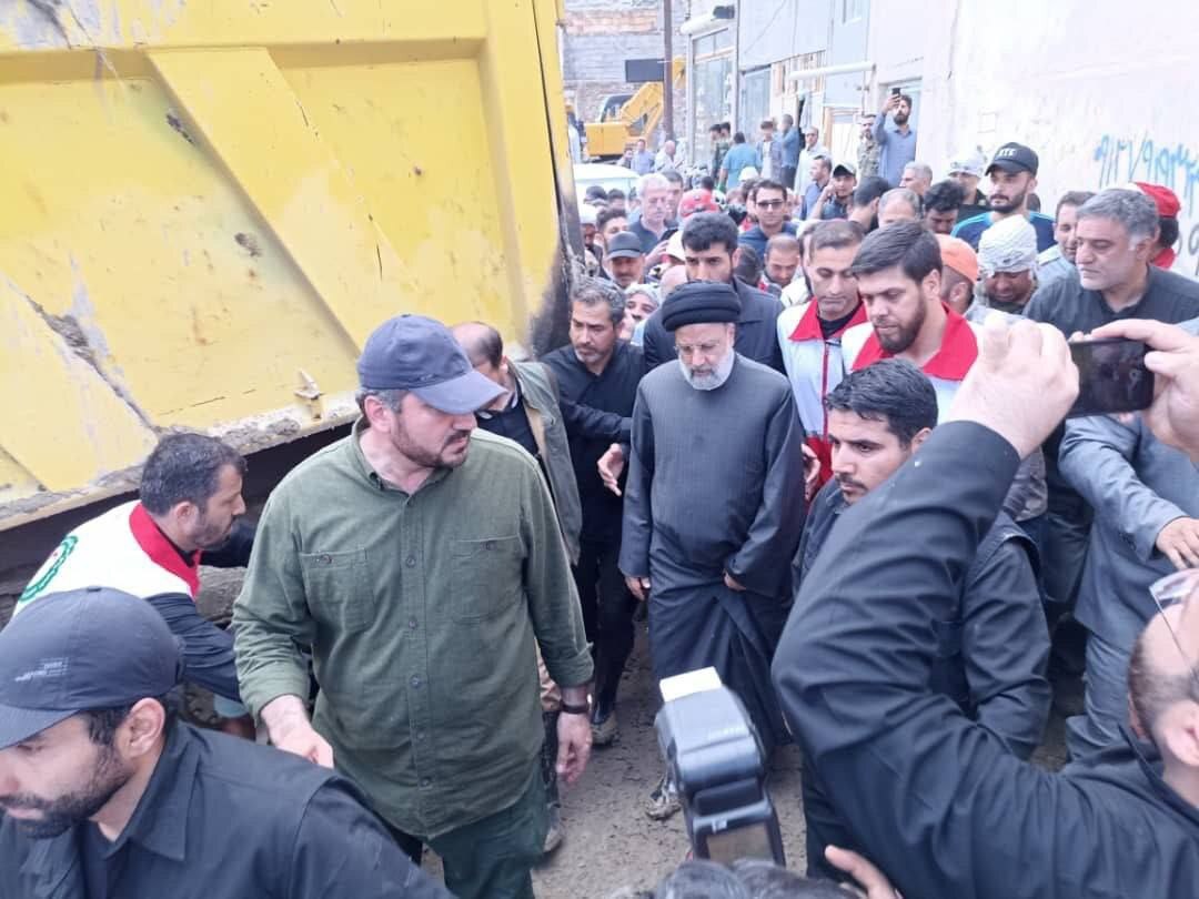 حضور رئیس&zwnj;جمهور در روستای سیل&zwnj;زده فیروزکوه+ عکس