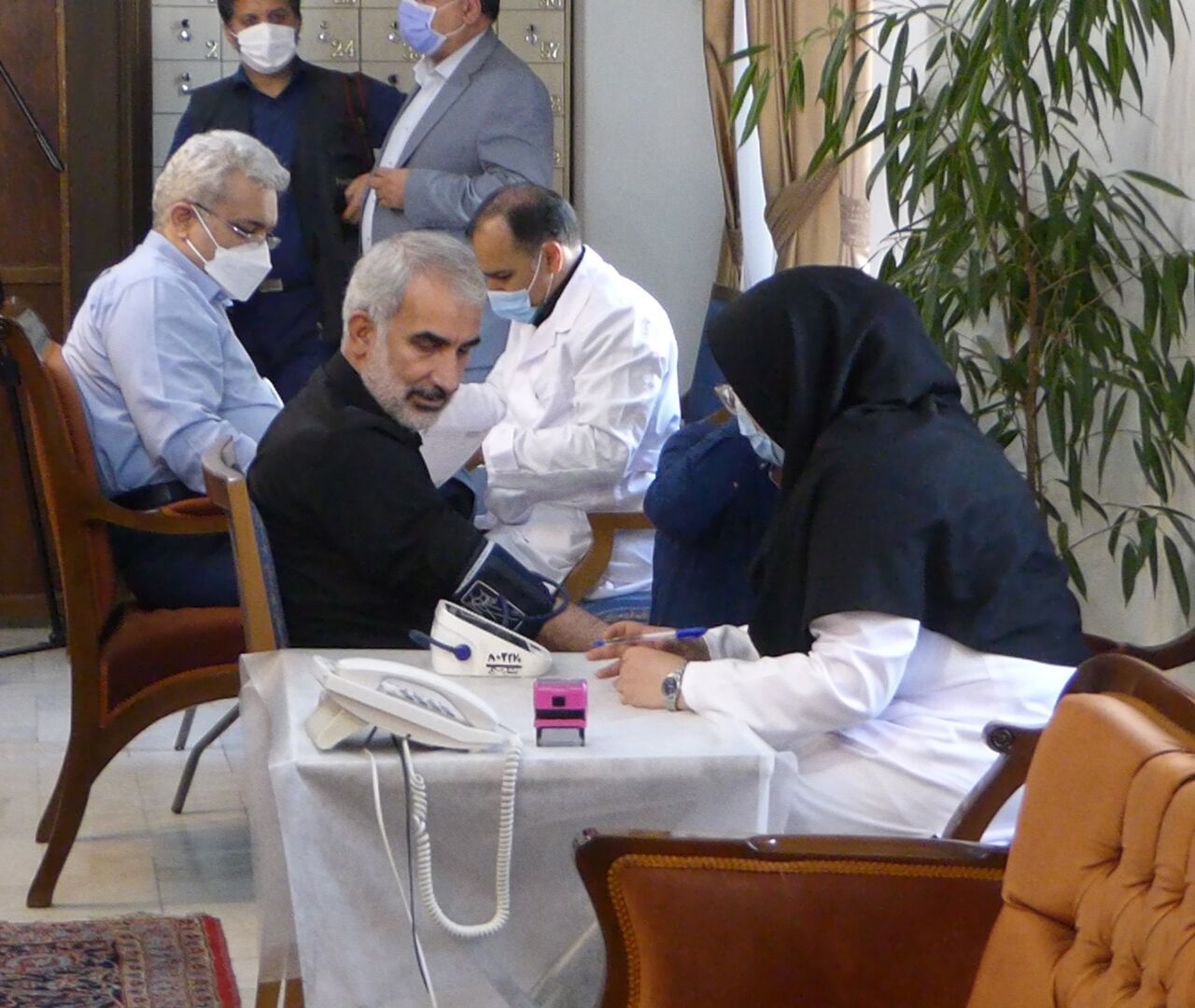 اعضای دولت پیش از آغاز جلسه هیئت وزیران خون اهدا کردند اعضای دولت پیش از آغاز جلسه هیئت وزیران خون اهدا کردند