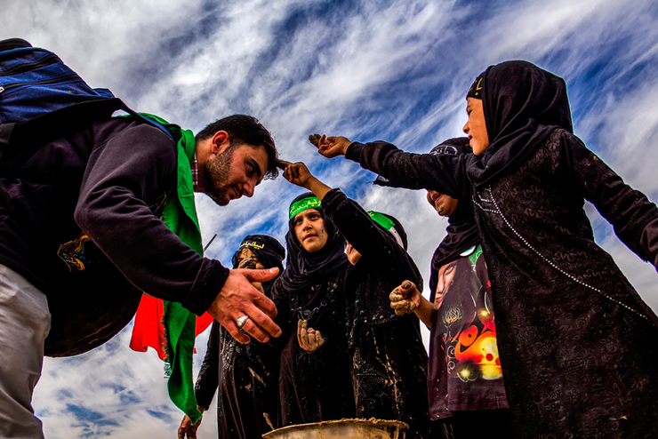 یکی از اتفاقات دلنشین پیاده‌روی اربعین مهمان نوازی گرم مردم عراق از زوار کربلاست، استقبال گرمی که باید از آن‌ها‌ تشکر کنیم.