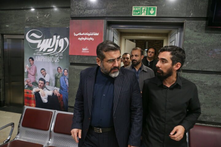 وزیر ارشاد به تماشای «پسر دلفینی» نشست+ عکس وزیر ارشاد به تماشای «پسر دلفینی» نشست+ عکس