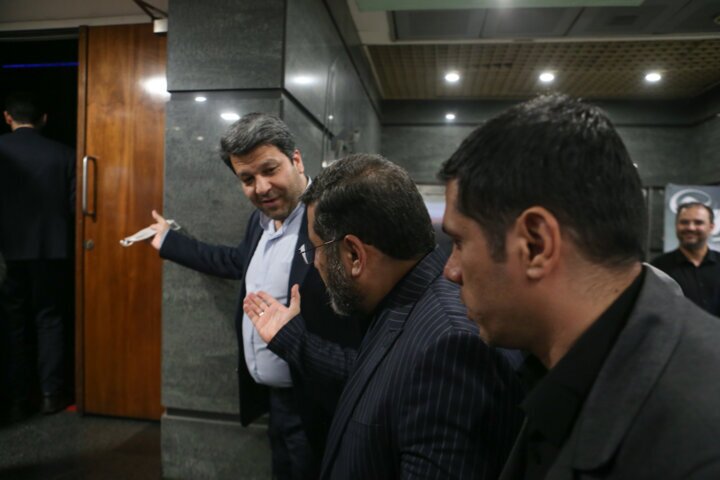 وزیر ارشاد به تماشای «پسر دلفینی» نشست+ عکس وزیر ارشاد به تماشای «پسر دلفینی» نشست+ عکس