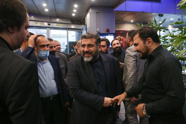 وزیر ارشاد به تماشای «پسر دلفینی» نشست+ عکس وزیر ارشاد به تماشای «پسر دلفینی» نشست+ عکس