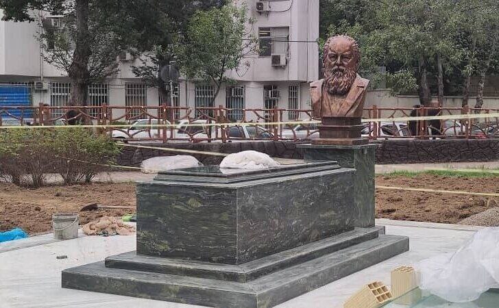 نخستین عکس از آرامگاه «هوشنگ ابتهاج» پس از نصب تندیس و سنگ قبر نخستین عکس از آرامگاه «هوشنگ ابتهاج» پس از نصب تندیس و سنگ قبر