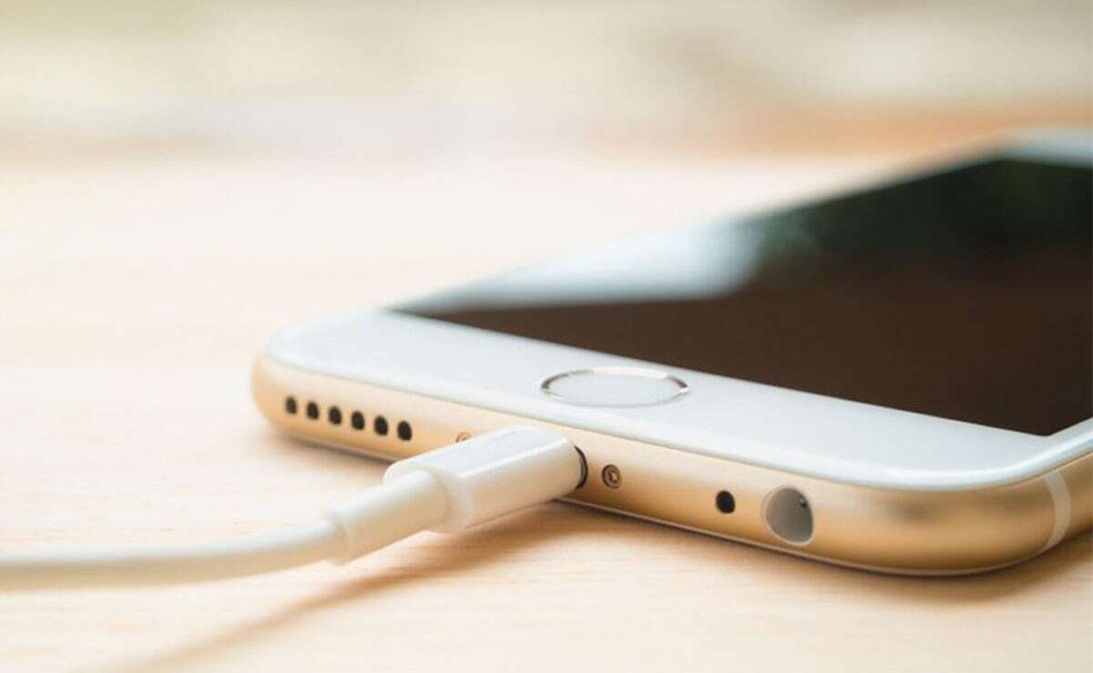 اشتباهاتی که هنگام شارژ کردن گوشی خود مرتکب میشوید اشتباهاتی که هنگام شارژ کردن گوشی خود مرتکب میشوید