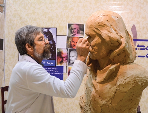 چهره برنزی شاعر پرآوازه شهرمان چهره برنزی شاعر پرآوازه شهرمان