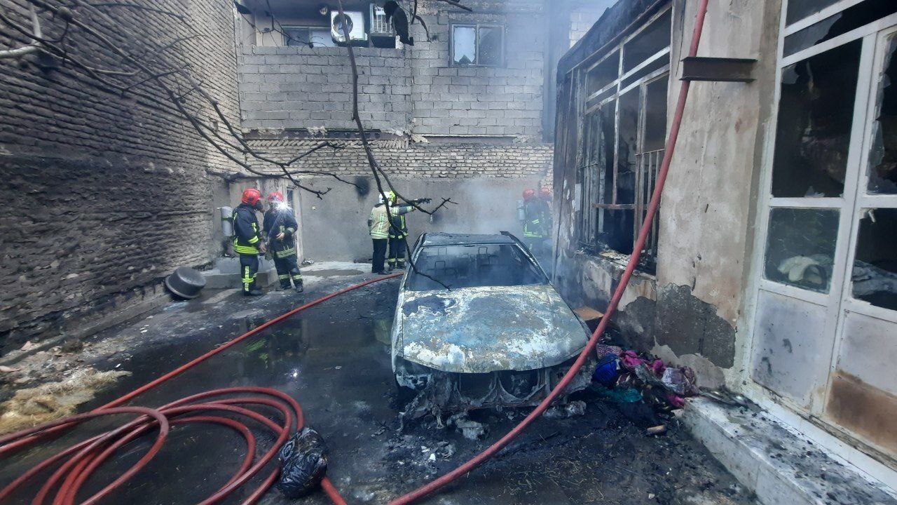 آتش سوزی مهیب منزلی مسکونی در مشهد توسط آتش‌نشانان مهار شد + عکس