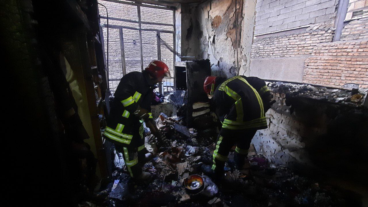 آتش سوزی مهیب منزلی مسکونی در مشهد توسط آتش‌نشانان مهار شد + عکس