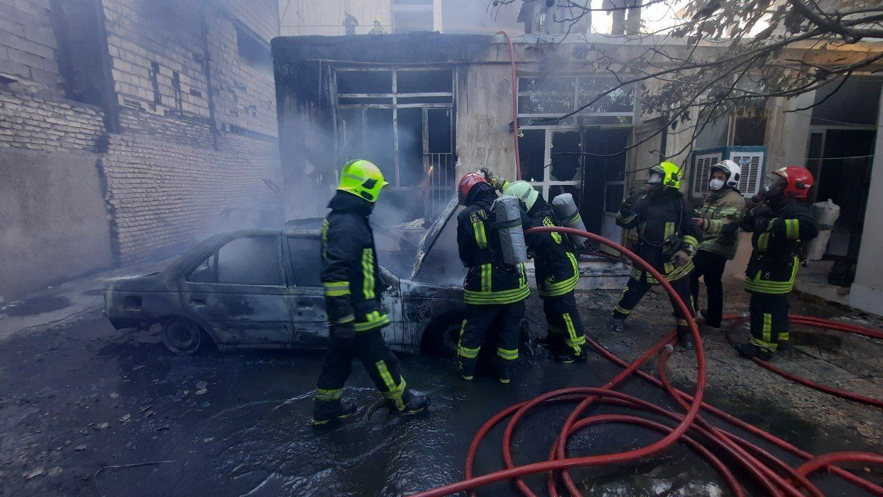 آتش سوزی مهیب منزلی مسکونی در مشهد توسط آتش‌نشانان مهار شد + عکس