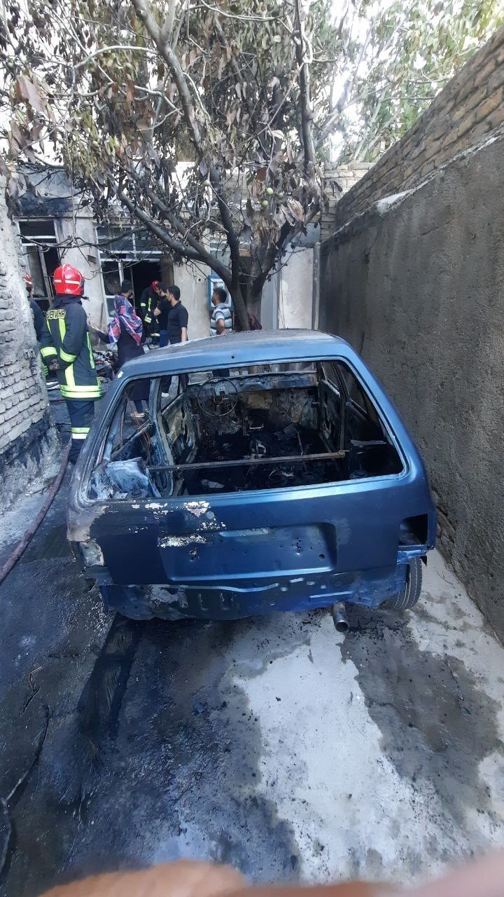 آتش سوزی مهیب منزلی مسکونی در مشهد توسط آتش‌نشانان مهار شد + عکس