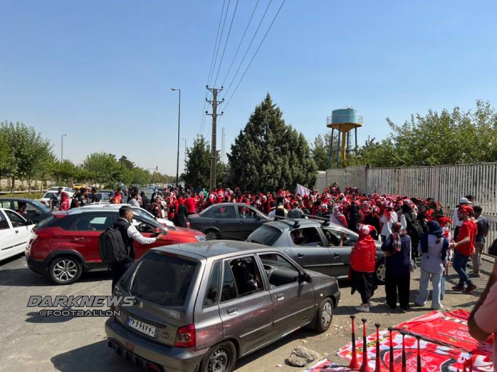 ویدئو و عکس از حضور بانوان هوادار پرسپولیس در ورزشگاه آزادی برای بازی با صنعت نفت