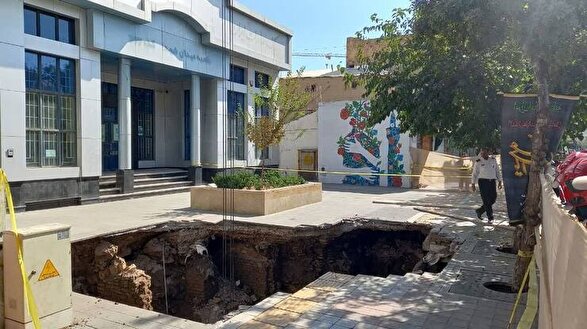 نشست زمین در خیابان شیرازی مشهد + تصاویر (۱۲ مهرماه ۱۴۰۱)