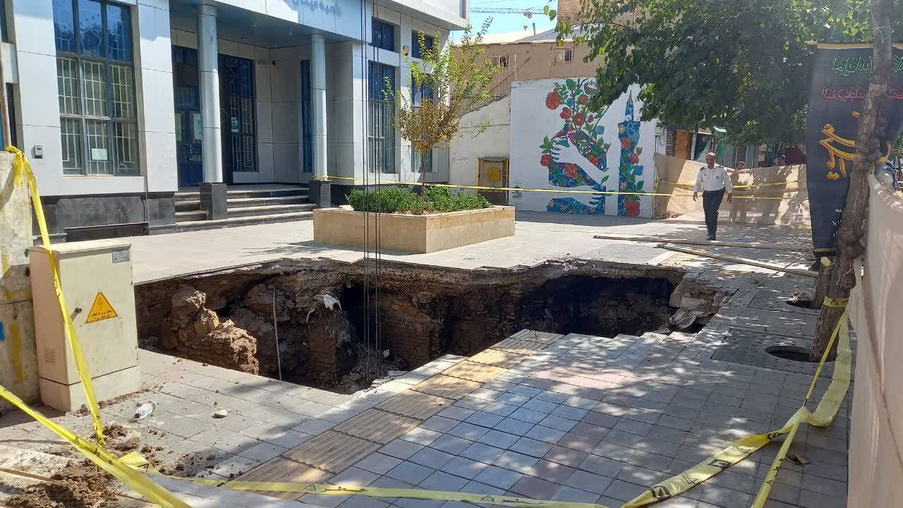 نشست زمین در خیابان شیرازی مشهد + تصاویر (۱۲ مهرماه ۱۴۰۱)